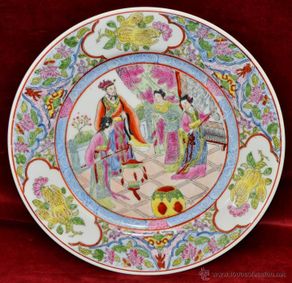 Antigüedades: PLATO EN PORCELANA DE MANUFACTURA CHINA CON DECORACIONES PINTADAS A MANO. FIRMADO EN LA BASE